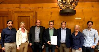Vorstand der JAST Westlich Raron (v.l.): Robert Rieder, Inge Berchtold, Waldemar Knubel, Pascal Indermitte (Preistr&auml;ger), Christian Rieder, Astrid Hutter, Christian Kalbermatter (Stellenleiter).