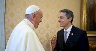 Papst Franziskus hat am Samstag Aussenminister Ignazio Cassis empfangen. Zum Inhalt des Treffens gab es keine Angaben.