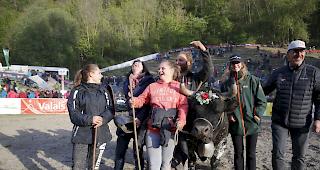 Die &laquo;Reine des Reines&raquo; 2019 mit ihrer Besitzerin Barbara Fournier sowie ihren T&ouml;chtern Ivana und Estelle und &laquo;Clairon&raquo;-Betreuer Florent Fournier (von links&raquo;).