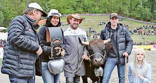 Siegerin Kategorie Rinder. 1. &laquo;Fiona&raquo; (Reine) mit Madlen, Diego, Alessandro und Tatjana Wyssen, Agarn.