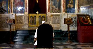 Bestrafung. Papst Franziskus hat k&uuml;rzlich einen italienischen Priester, dem Misshandlungen in Zusammenhang mit einem Exorzismus vorgeworfen werden, aus dem Klerikerstand verbannt.