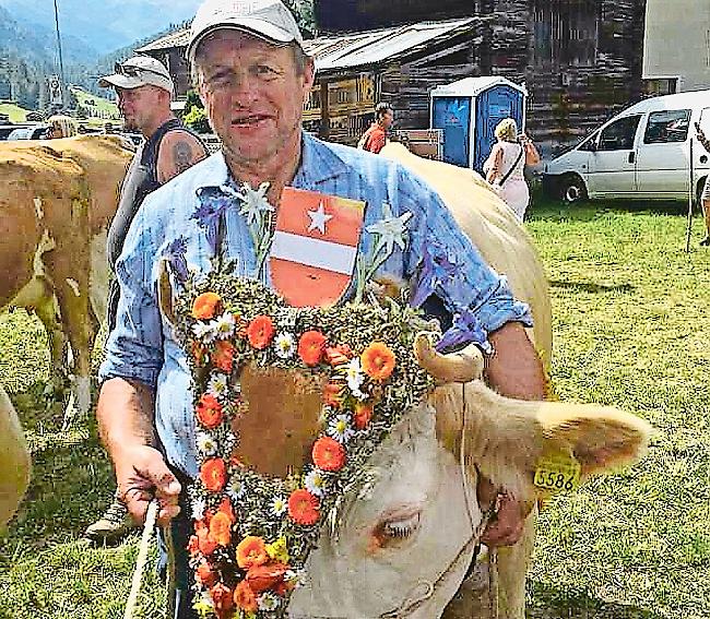 In seiner Rolle als Bauer ist Anton Mooser stolz auf seine Kühe.
