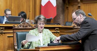 Reinhard Schnidrig, Chef der Sektion Wildtiere und Waldbiodiversit&auml;t im Bundesamt f&uuml;r Umwelt, ber&auml;t Bundesr&auml;tin Simonetta Sommaruga w&auml;hrend der Debatte um das Jagdgesetz an der Sondersession des Nationalrats vom Mittwoch.