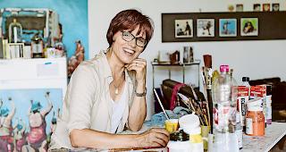 Vernetzt. Die Malerin Helga Zumstein nutzt die M&ouml;glichkeiten des Internets konsequent. Foto Diana Pfammatter