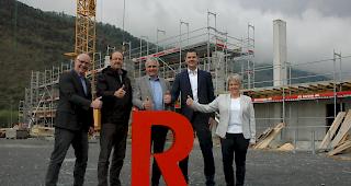 Stefan Brux, Finanzen EHC Raron Betriebs AG, Christoph Ceppi, Verwaltungsratspr&auml;sident Raiffeisenbank Gampel - Raron, Bernard Vogel, Verwaltungsratspr&auml;sident EHC Raron Betriebs AG, Karl Bregy, Vorsitzender der Bankleitung und Jris Bregy von der Gesch&auml;ftsstelle Raron (von links).