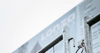 Auf Kurs. Dank Zustupfen von Bund und Kanton in H&ouml;he von knapp f&uuml;nf Millionen Franken schliesst die Baurechnung der Lonza Arena, trotz Zusatzinvestitionen, voraussichtlich unter den vom Stimmvolk genehmigten 32 Millionen Franken.Foto wb/Alain Amherd