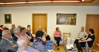 Gespannt lauschen die Teilnehmer des 11. L&ouml;tschentaler Kolloquiums den Ausf&uuml;hrungen von Emil von Allmen und Franziska Werlen.