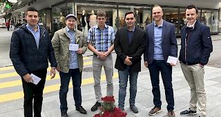 Mitglieder der Jungen SVP Oberwallis haben M&uuml;tter mit Rosen beschenkt.