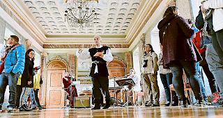 Pr&auml;chtig. Winzer Yves Zen Ruffinen empfing die G&auml;ste im pr&auml;chtigen Marmorsaal des Herrensitzes von Werra: Man f&uuml;hlte sich dort  in l&auml;ngst vergangene Zeiten zur&uuml;ckversetzt. 