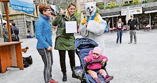 Unterzeichnet. Passanten auf dem Stadtplatz unterst&uuml;tzen das Anliegen des Komitees mit Brigitte Wolf (links), Pr&auml;sidentin Gr&uuml;ne Oberwallis.