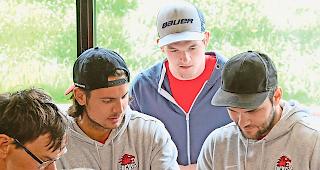 Austausch. Die EHC-Visp-Spieler gaben Autogramme.