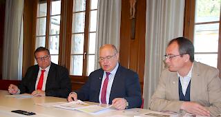 Finanzverwalter Aldo Karlen, Gemeindepr&auml;sident Niklaus Furger und Gemeindeschreiber Thomas Anthamatten (von links) pr&auml;sentierten die Rechnung 2018. 