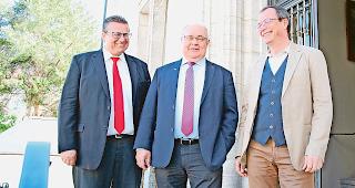 Zufrieden. Finanzverwalter Aldo Karlen, Gemeindepr&auml;sident Niklaus Furger und Gemeindeschreiber Thomas Anthamatten (von links). Foto wb