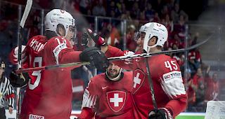 Dritter Sieg. Nico Hischier (links) jubelt mit Praplan (Mitte) und Fora.