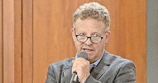 Schweizweite Suche. Pino Mazzone, Leiter der Zermatter &shy;Primarschule, hofft, dass man f&uuml;r die drei offenen Stellen &shy;geeignete Lehrpersonen findet. 