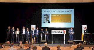 Nach 12 Jahren. Der neu zusammengesetzte WIHK-Vorstand verabschiedet sich vom scheidenden Pr&auml;sidenten Bernard Bruttin (r.).