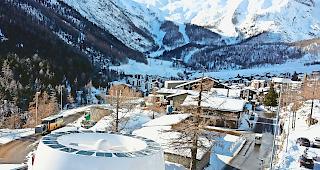 Testbeleuchtung. Der Durchmesser der Leuchte betr&auml;gt einen Meter (Blick vom Parkdeck in Saas-Fee).