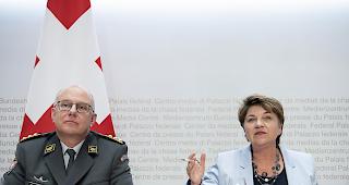 Bundesraetin Viola Amherd, rechts, und Philippe Rebord, Chef der Armee, sprechen am Donnerstag in Bern an einer Medienkonferenz zu Entscheiden zu Air2030 und zur Modernisierung der Bodentruppen der Armee.