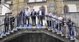 Verantwortliche des Projekts: Die Treppe von der Strasse zur Kirche hin wird ebenfalls neu gestaltet.