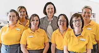 Er&ouml;ffnet. Staatsr&auml;tin Esther Waeber-Kalbermatten, umgeben vom Caf&eacute;-Weri-Team unter der Leitung von Els Desmet (rechts).