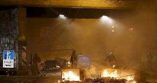 Vermummte setzen am fr&uuml;hen Sonntagmorgen eine Strassenbarrikade bei der Reitschule in Brand. Als Urheber werden Linksextremisten vermutet. (Archivbild: Linksextremisten legen im M&auml;rz 2016 Feuer bei der Reitschule.)