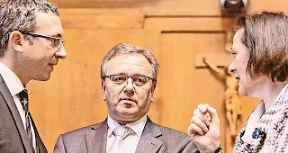 &laquo;Richtig gepokert&raquo;. Staatsrat Schmidt (Mitte) mit den Kollegen Favre und Waeber-Kalbermatten.Foto wb/andrea soltermann