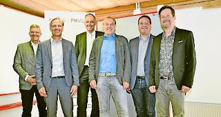 Einsatz f&uuml;r die digitalisierte Schule. Von links: Damian Constantin, Direktor Valais/Wallis Promotion; Peter Summermatter, stv. Direktor der &shy;P&auml;dagogischen Hochschule Wallis; Bildungsdirektor Christophe Darbellay; Marcel Blumenthal, stv. Chef Dienststelle f&uuml;r Unterrichtswesen; Projektleiter Konstantin Bumann und Roger Anthamatten, Pr&auml;sident Verein Schule und Tourismus.Foto WB
