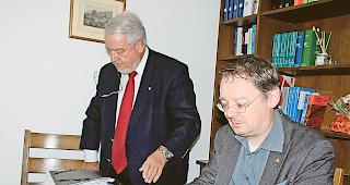 Dicke Dossiers. Gemeindepr&auml;sident Franz Ruppen (rechts) und Sanierer Albert Bass haben f&uuml;r eine ertr&auml;gliche L&ouml;sung  und den Fortbestand des WNF viel investiert.Foto wb