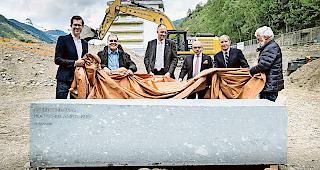Grundstein gelegt. Architekt Markus Schietsch, FFHS-Pr&auml;sident Hans Widmer, Staatsrat Christophe Darbellay, Stadtpr&auml;sident  Louis Ursprung, FernUni-Pr&auml;sident Wilhelm Schnyder und Baukommissionspr&auml;sident Bruno Attinger (von links) bei der Enth&uuml;llung  des Grundsteins.Foto Christian Pfammatter