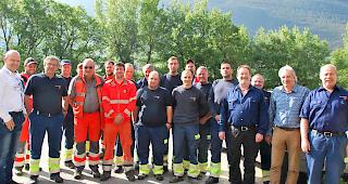 Premiere f&uuml;r Naters: Die vereidigten Abfallkontrolleure am Mittwochmorgen vor dem Werkhof in Naters (Briger Kontrolleure in orange).