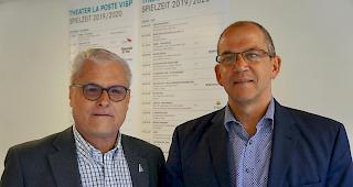 Von links: Christoph F&ouml;hn, Gemeindevizepr&auml;sident Visp, und Edi Sterren, Direktor Theater La Poste, pr&auml;sentieren das neue Programm.