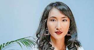 Zwischen zwei Welten. Weina Venetz-Zhang beobachtet die zwei Welten China und Wallis  mit wachem Blick.Foto soblue weina photography