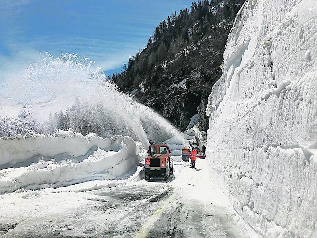 Eindrücklich. Schicht für Schicht entlang senkrechter Schneewände tragen die Räumungsequipen den Schnee ab.