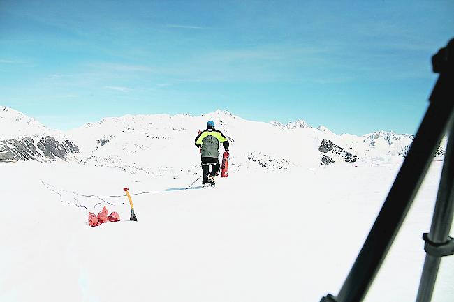 Sprengkörper. Lawinenexperte Peter Schwitter platziert Thovax-Sprengstoff.