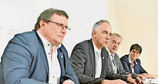 Erfolgreiche Bilanz. Departementsvorsteher Christophe Darbellay (Zweiter von links), Dienstchef Jean-Philippe Lonfat (links) sowie Adjunkt  Marcel Blumenthal und Michelle Grandjean B&ouml;hm, Direktorin der Primarschule Saxon, sind stolz auf die starken Leistungen der Walliser Sch&uuml;ler.Foto wb