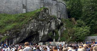 Den H&ouml;hepunkt der Lourdes-Wallfahrt bildet jeweils der Gottesdienst vor der Erscheinungsgrotte.