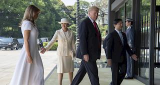 Donald Trump und seine Ehefrau Melania sind am Montag in Tokio von Kaiser Naruhito und dessen Frau Masako feierlich empfangen worden. 