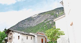 Steiles Gel&auml;nde. In dieser steinschlaggef&auml;hrdeten Flanke im &shy;Visper Chatzuh&uuml;s will Swissgrid Stommasten bauen.Foto wb