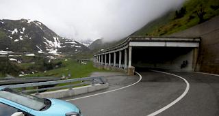 Der rund 2100 Meter hohe Gotthard-Pass zwischen Uri und Tessin hatte sich Ende Oktober in die Wintersperre verabschiedet. Letztes Jahr war er am 25. Mai wieder ge&ouml;ffnet worden, im Jahr zuvor am 21. Mai.