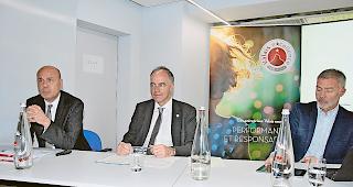 Informierten. Von links: Fran&ccedil;ois Seppey (Direktor HES-SO), Staatsrat Christophe Darbellay und Yvan Aymon (Pr&auml;sident des Verbands der von Valais Excellence zertifizierten Unternehmen).