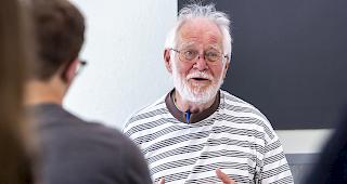 Nahbar und offen. Nobelpreistr&auml;ger Jacques Dubochet w&auml;hrend der Diskussion mit den Kollegiumssch&uuml;lern...