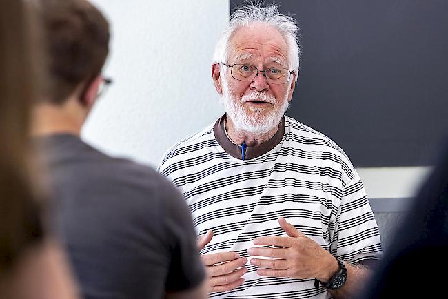 Nahbar und offen. Nobelpreisträger Jacques Dubochet während der Diskussion mit den Kollegiumsschülern...