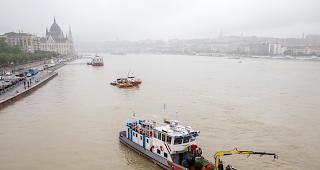 Blick auf den Ort des Ungl&uuml;cks. Mit einem Sonarger&auml;t wird nach den vermissten 21 Personen gesucht.