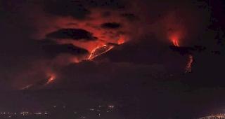 Der &Auml;tna macht wieder mit einem spektakul&auml;ren Ausbruch von sich reden. 