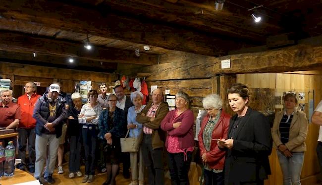 Das interessierte Publikum folgte am Samstag den Ausführungen der Kuratorin
Patricia Meyer anlässlich der Vernissage Ausstellung 750 Jahre Pfarrei Sankt Gotthard.