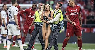 Eine Flitzerin hat mit ihrer Aktion im Champions-League-Final zwischen Liverpool und Tottenham kurzen Internet-Ruhm geerntet.