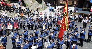 Die Musikgsellschaft Fafleralp hat die Bezirksfahne nun in ihren Reihen, getragen von Christoph Lehner.

