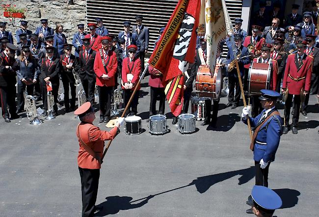 Thomas Lehner von der Ronalp Bürchen begrüsst mit der Bezirksfahne die Fahne der Musikgesellschaft Fafleralp. 