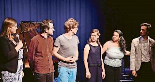 Edler Wettstreit. Poetry Slam tritt gegen Liedkunst an. Von links: Fee Brembeck, Kilian Ziegler, Phibi Reichling,  Marlene Heiss, Loredana Catalano und Diogo Mendes.