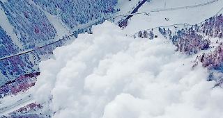 Pulverfass. Das Gebiet T&auml;schwang zwischen T&auml;sch und Zermatt birgt ein latentes Sicherheitsrisiko f&uuml;r Strasse, Bahn und Hochspannungsleitung.